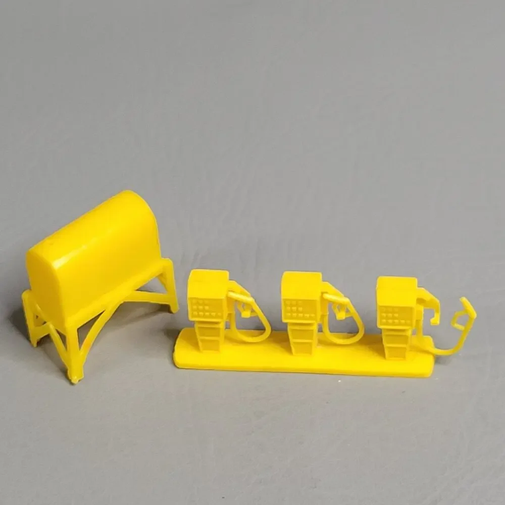 1950’s Mini Marx Service Station Gas Oil/Batteries/Tire Repair/Gas Pump/Figures